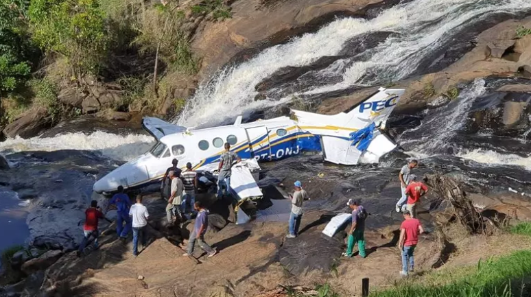 O avião em que Marília e outras quatro pessoas de sua equipe estavam caiu em uma cachoeira em MG