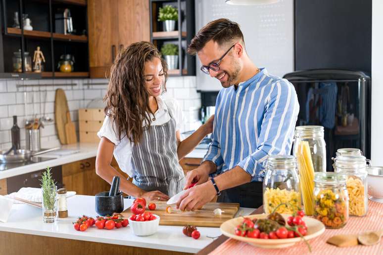 Cooking at home is an alternative to eating healthy food 