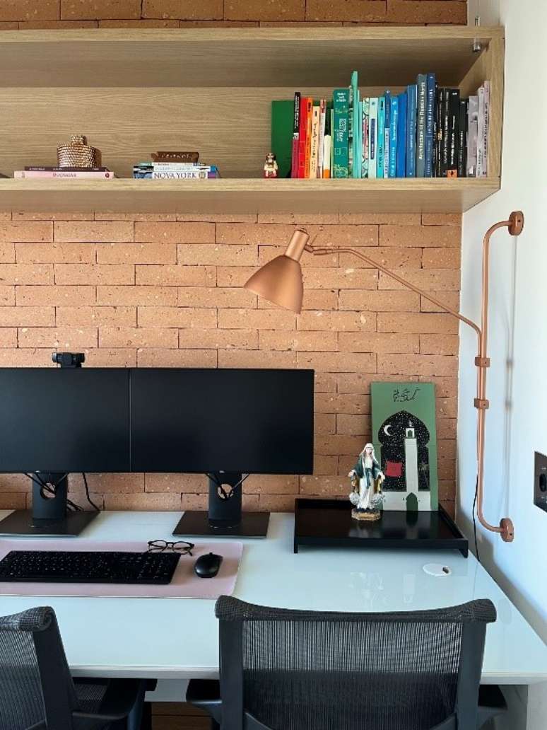 Even small, the home office can be located in a reserved place and without connection to other environments.  In her apartment, architect Júlia Guadix used part of the living room to organize her workspace.  Through the drywall, the architect managed to separate the rooms.