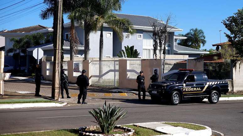 Viatura e agentes da PF próximos à casa de Bolsonaro em Brasília no último dia 3