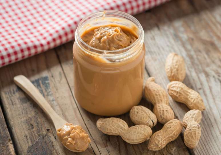 A deliciosa paste de amendoim caseira é uma receita super fácil e fica muito boa com pão