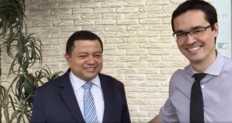 Marlon Reis (&agrave; esquerda) e Deltan Dallagnol pediram assinaturas para o pacote de 10 medidas contra a corrup&ccedil;&atilde;o