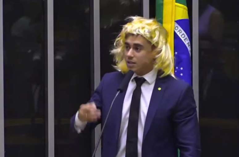 Nikolas Ferreira durante fala transfóbica na Câmara dos Deputados, no dia 8 de março