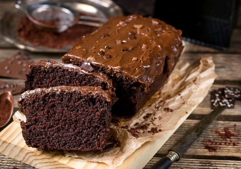 Bolo de chocolate simples, só que sem trigo, macio e fofinho