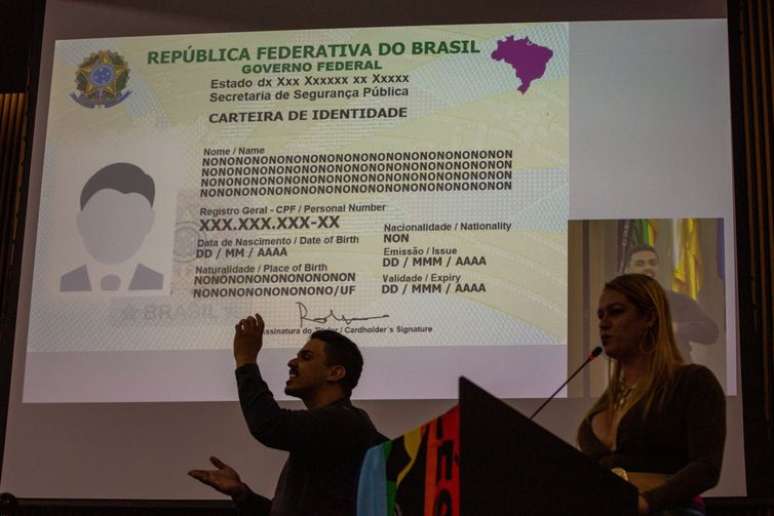 Secretária Nacional de Promoção e Defesa dos Direitos das Pessoas LGBTQIA+, Symmy Larrat, anuncia a nova carteira de identidade