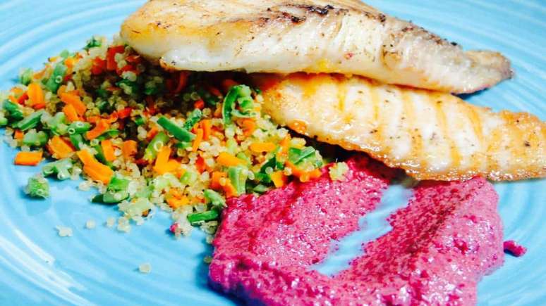 Saint petter com quinoa e pesto de beterraba