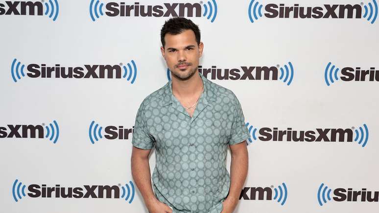 Taylor Lautner is ‘praying for John Meyer’ after announcement of new Speak Now recording