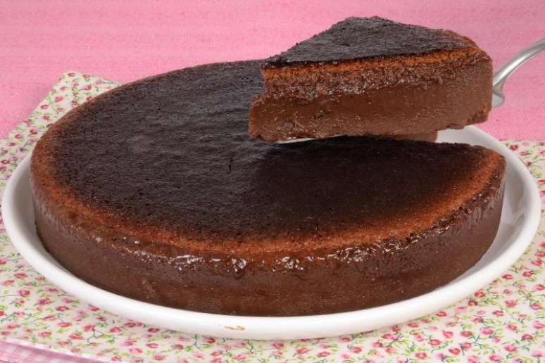 Sem farinha: receita cremosa do tradicional bolo de chocolate