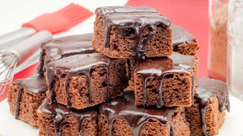 Bolo de chocolate simples, só que sem trigo, macio e fofinho