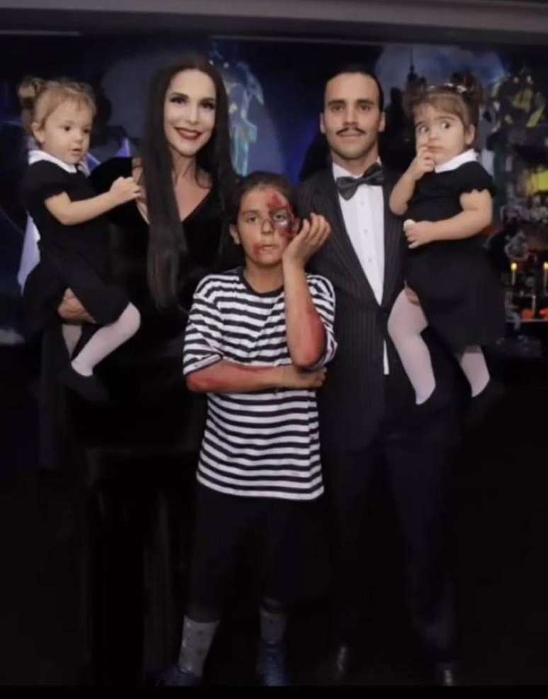Ivete Sangalo e Daniel Cady com os filhos em uma festa de Halloween