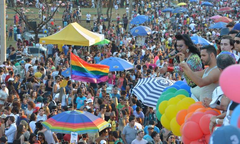 Diferentes identidades de gênero e orientações sexuais se reúnem na Parada do Orgulho LGBTI+ em São Paulo