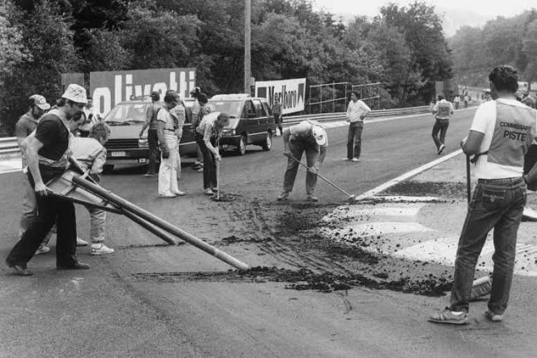 Serviços sendo feito às pressas para acertar o asfalto de Spa em 1985. Mas nao teve prova