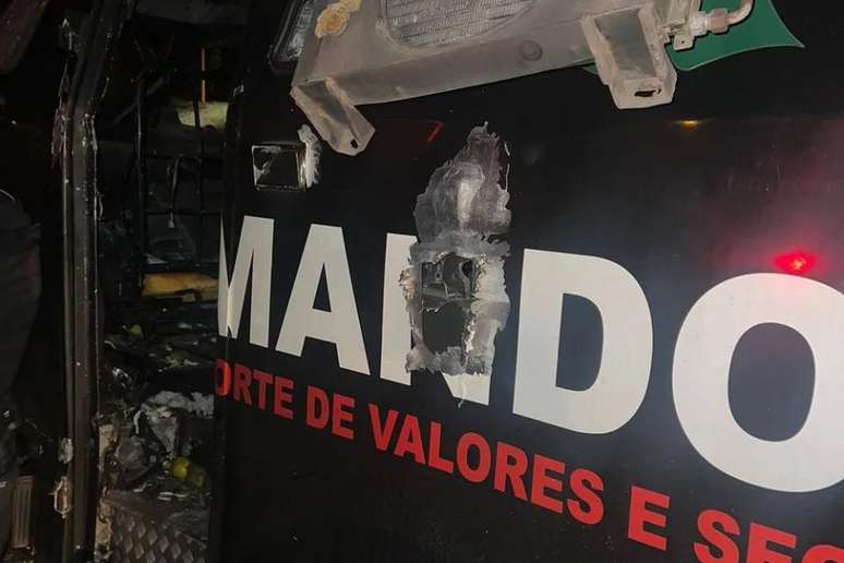Carro-forte foi alvo de criminosos em rodovia no interior de SP