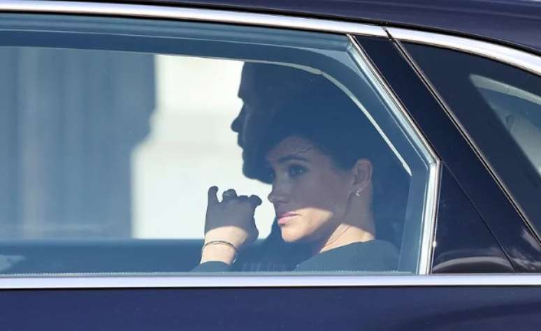 Meghan Markle e Príncipe Harry em carro da Realeza