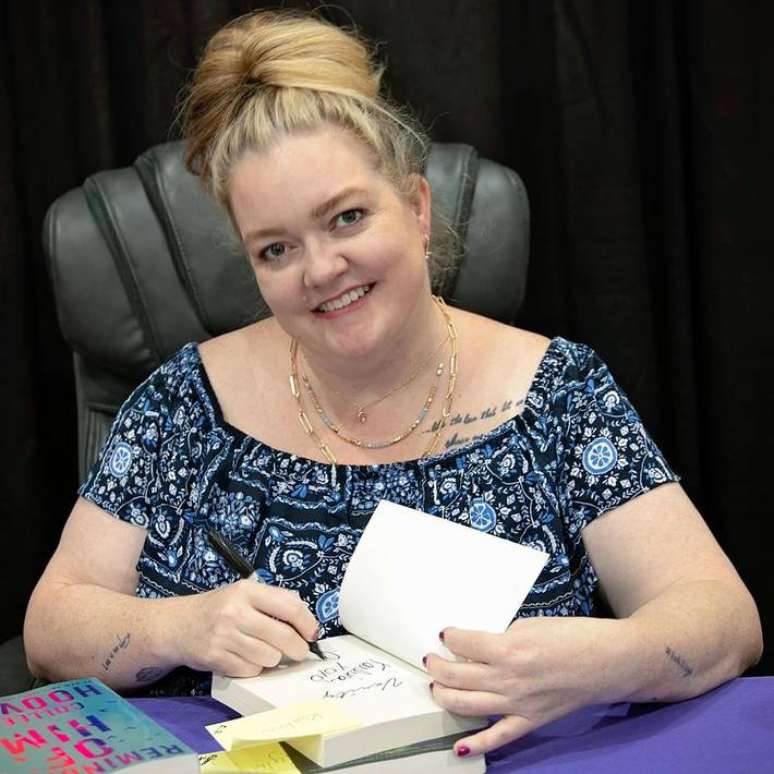 Colleen Hoover, autora da obra 'É Assim Que Começa'. Os seus livros são febre no TikTok e acumulam milhões de exemplares vendidos no Brasil.