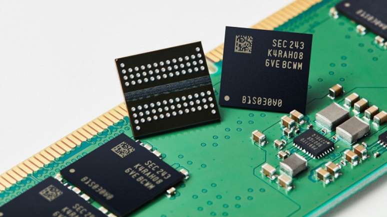 Samsung anuncia início da produção em massa de chips de memória DDR5 DRAM.