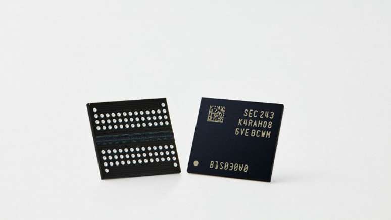 Chip de memória Samsung DDR5 DRAM.