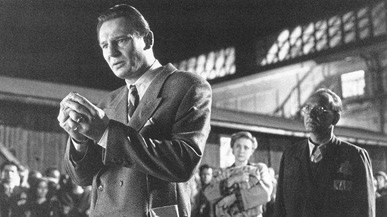 Liam Neeson como Oskar Schindler em cena de A Lista de Schindler (1993).