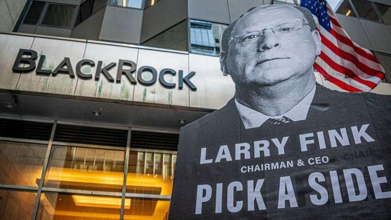 A BlackRock foi alvo de protestos da esquerda e da direita sobre o papel que seus investimentos desempenham na luta contra as mudanças climáticas