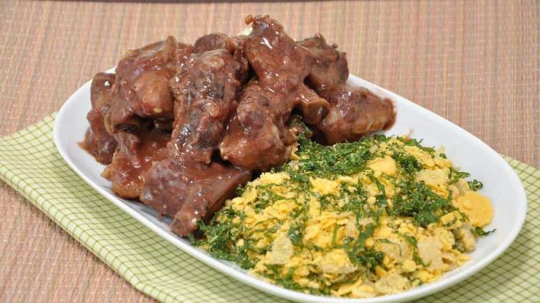 Ribs with Madeira sauce and farofa cabbage
