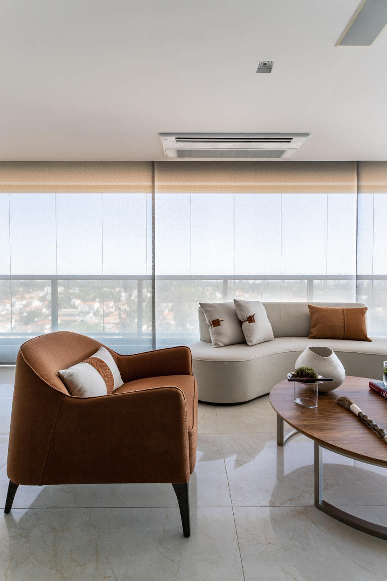 Os tons terrosos são ótimas opções tanto para ambientes internos quanto externos, sendo perfeitos para o décor espaços de integração como as varandas. Nesse projeto da arquiteta Patricia Penna, as poltronas na tonalidade ganharam contornos curvos e orgânicos.