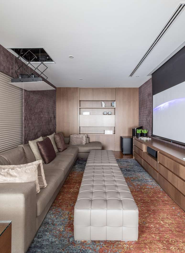Com tons mais fechados e brincando com a base tonal cinza, os tons terrosos ganharam uma releitura e um olhar aconchegante da arquiteta Patricia Penna, que transformou esse home theater em uma sala de cinema completa.