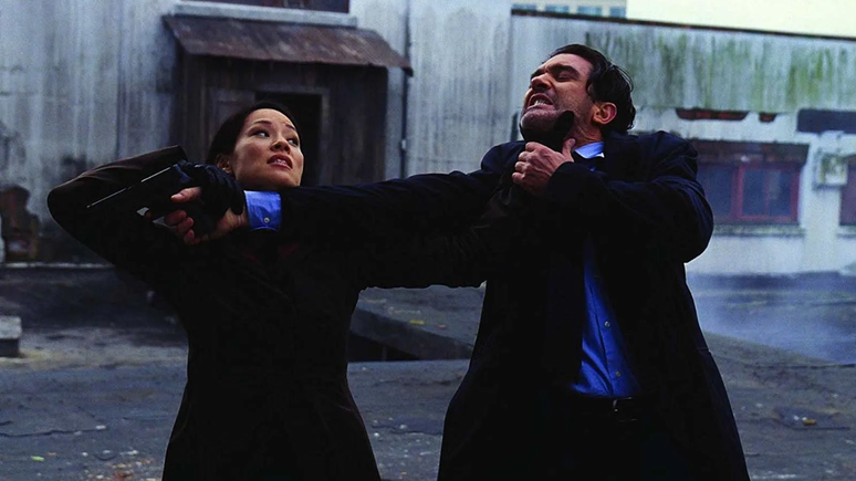 Lucy Liu e Antonio Banderas em cena de Dupla Explosiva.