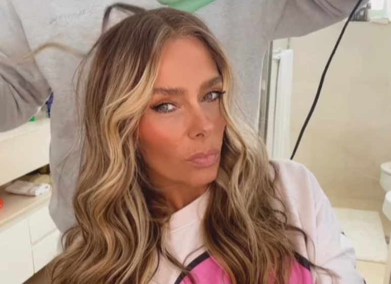 Adriane Galisteu plays with the comments of Roberto Justus;  video