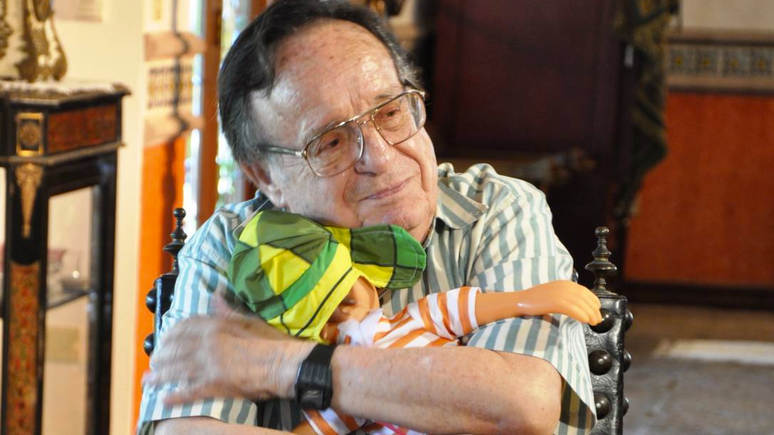 Roberto Bolaños abraçado com um boneco do Chaves em 2011.