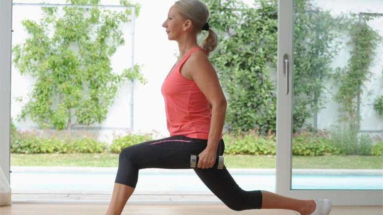 Levantar pesos desafia n&atilde;o s&oacute; seus m&uacute;sculos, mas tamb&eacute;m seus ossos