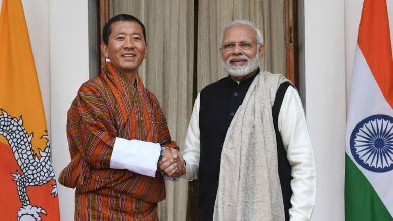 O primeiro-ministro butan&ecirc;s Lotay Tshering (esq.) reuniu-se em 2018 com seu colega indiano, Narendra Modi