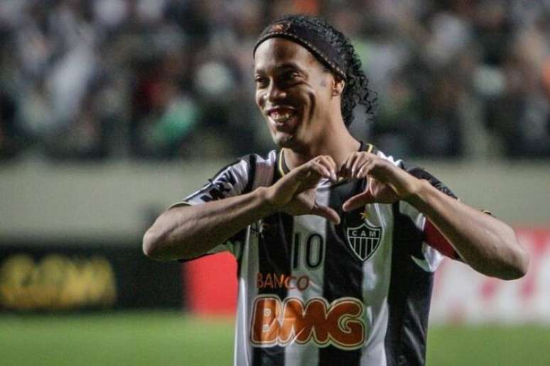 Justiça bloqueia contas do Atlético-MG por dívida com Ronaldinho