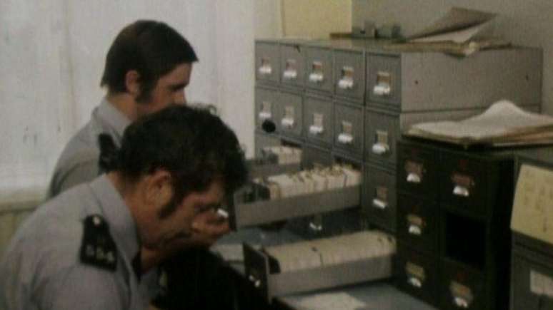 As autoridades não contavam com computadores em 1973 — e tiveram que vasculhar os arquivos manualmente