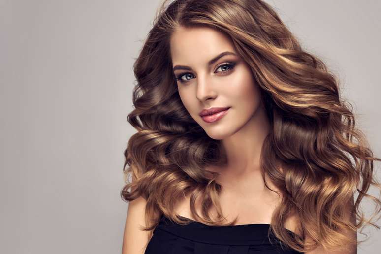 Mechas sombré deixam as pontas dos cabelos mais iluminadas 