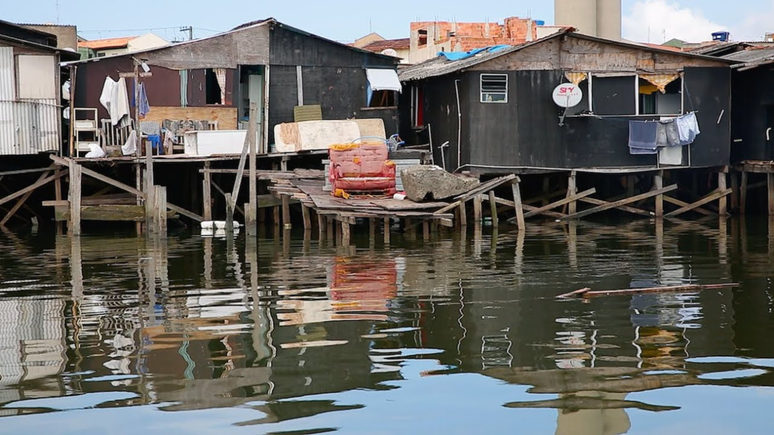 Favela sobre palafitas Vila Gilda