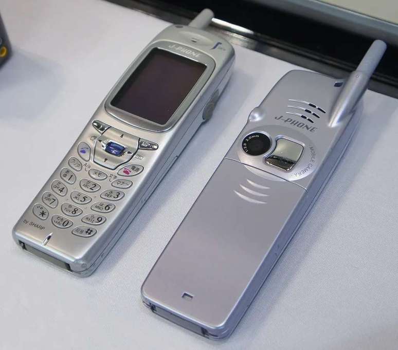 Sharp's model had a small mirror on the back for selfies as early as the 2000s (Image: Wikimedia Commons) Sharp's model had a small mirror on the back for selfies as early as the 2000s (Image: Wikimedia Commons)