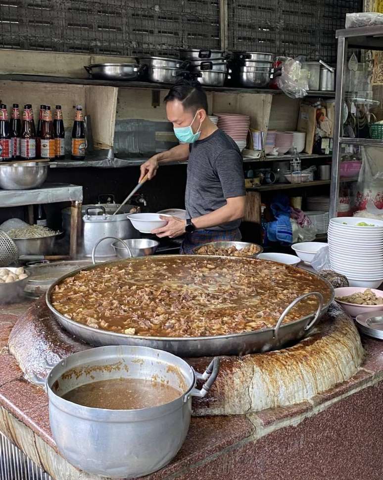 A sopa, feita em uma panela gigante, não tem quantidade de ingredientes certa: tudo é feito “no olho”