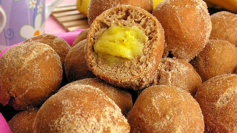 Bolinho de chuva com chocolate e banana