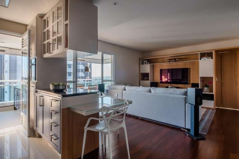 The inclusion of the charming piece of furniture has conceived a well-established division between the environments, while maintaining integration.