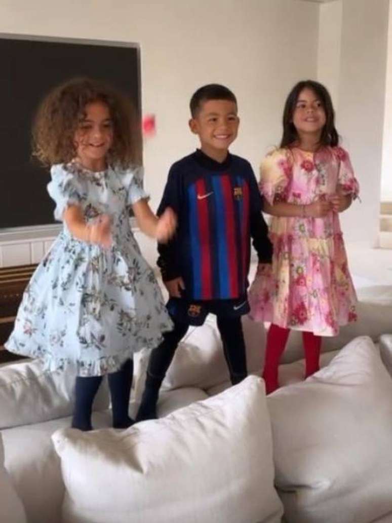 Filho de Cristiano Ronaldo aparece com uniforme do Barcelona no Instagram.