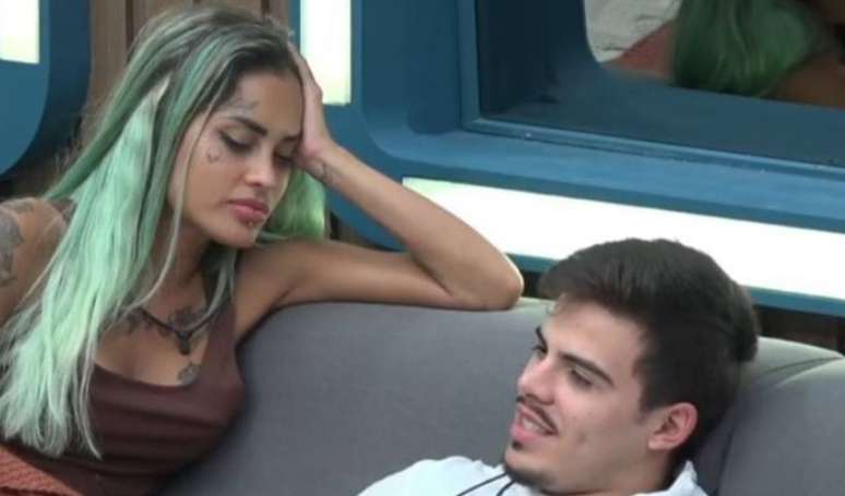 Tati Zaqui files complaint against her ex, Thomaz Costa, and shows bruises after the assault.  Details!