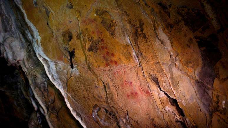 O pigmento vermelho soprado e espalhado sobre a rocha na caverna de Ardales, em Málaga, na Espanha, pode ter sido criado por neandertais