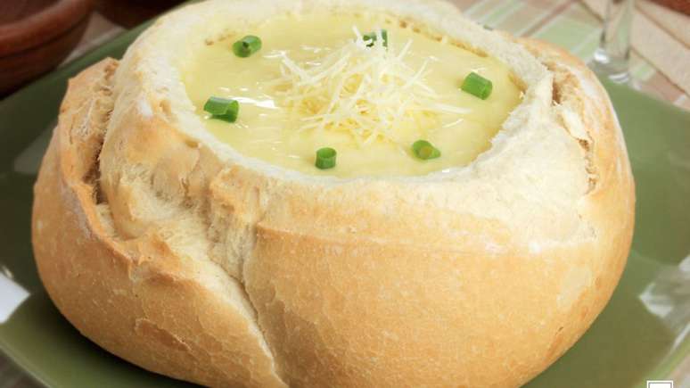 Caldo aos 4 queijos no pão italiano