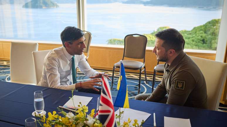 Zelensky (à dir, ao lado do premiê britânico Rishi Sunak) foi pessoalmente à cúpula do G7