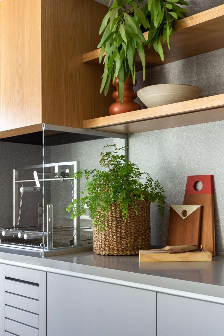 A piece of advice shared by architects Claudia and Monike is to propose a mix of species, choosing plants with different types of foliage, sizes and colours!  Therefore, the kitchen will earn different levels of appreciation.