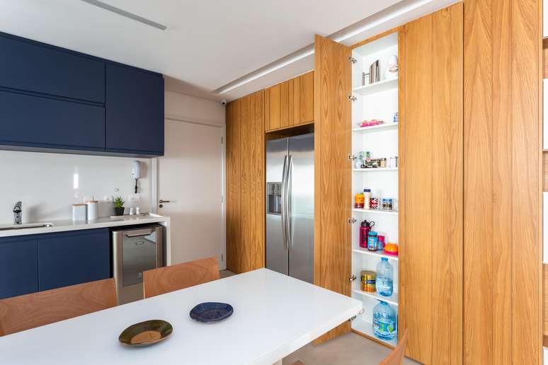 “In this apartment, the request for a good pantry prompted us to design this piece of furniture, next to the refrigerator, where the residents can organize various objects on the shelves,” reveals architect Claudia Yamada, from Studio Tan-gram, about the project.
