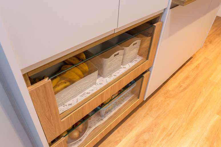 In another project created by the duo from Studio Tan-gram, the fruit bowl is integrated into the central worktop of the kitchen, in a point of view and easy to access.