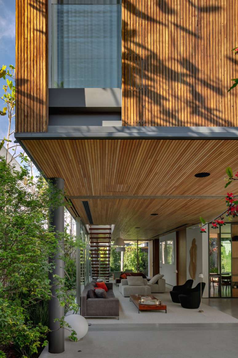The metal structure creates large open spaces on the ground floor of a 464 m2 house
