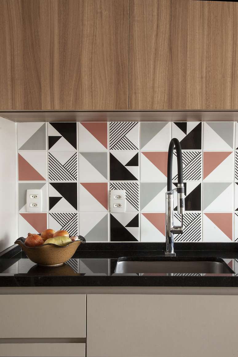 With geometric and colorful tiles, the gable cladding done by Studio Tan-gram evokes a visual unity between the kitchen and the service area, which are integrated in this project!  The tiles also gave the feeling of spaciousness.