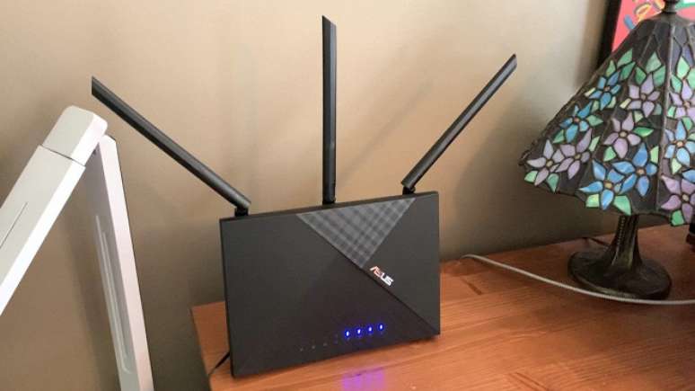 Roteador Wi-Fi 5 Asus RT-AC67P.